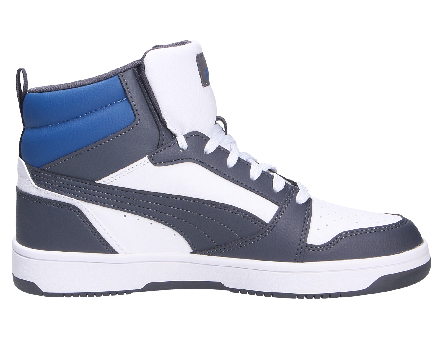 Seitliche Ansicht eines Puma Herren Sneakers in Grau, Weiß und Blau als Mid-Top aus Synthetikleder mit Schnürung und sportlicher Laufsohle.
